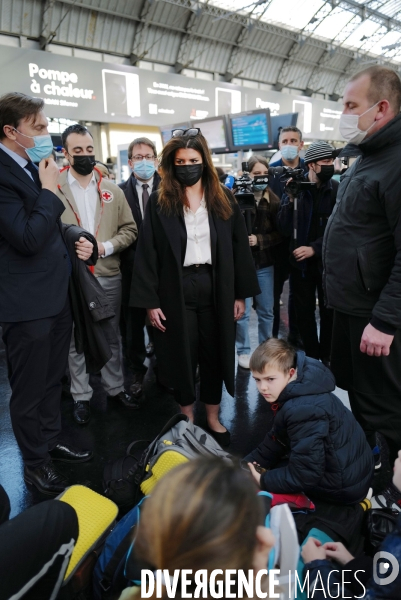 Des Réfugiés ukrainiens arrivent à Paris Gare de l Est