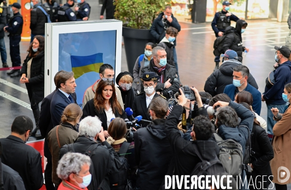 Des Réfugiés ukrainiens arrivent à Paris Gare de l Est