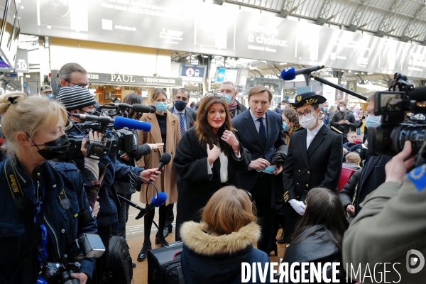 Des Réfugiés ukrainiens arrivent à Paris Gare de l Est