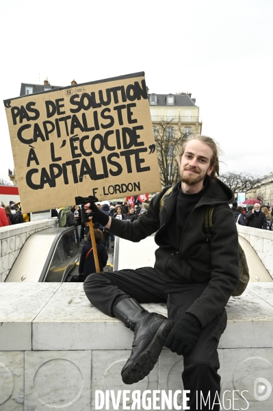 Marche pour le climat 2022 LOOK UP, le 12 mars à Paris. Walk for the climate.