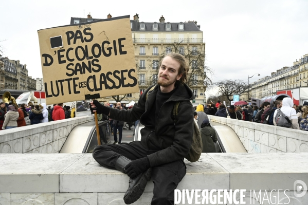 Marche pour le climat 2022 LOOK UP, le 12 mars à Paris. Walk for the climate.