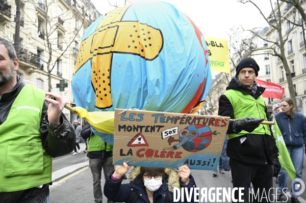 Marche pour le climat 2022 LOOK UP, le 12 mars à Paris. Walk for the climate.