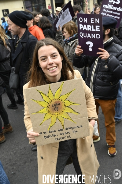 Marche pour le climat 2022 LOOK UP, le 12 mars à Paris. Walk for the climate.