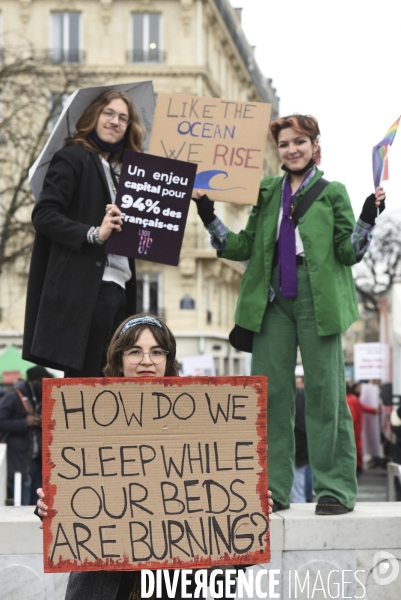 Marche pour le climat 2022 LOOK UP, le 12 mars à Paris. Walk for the climate.