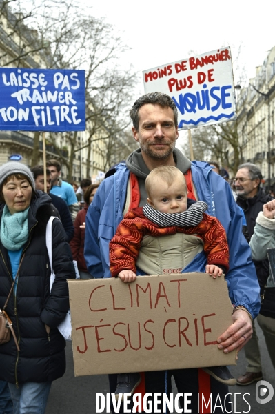 Marche pour le climat 2022 LOOK UP, le 12 mars à Paris. Walk for the climate.