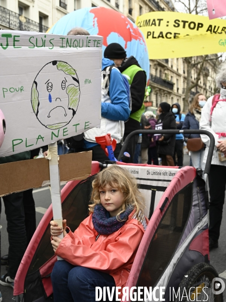 Marche pour le climat 2022 LOOK UP, le 12 mars à Paris. Walk for the climate.