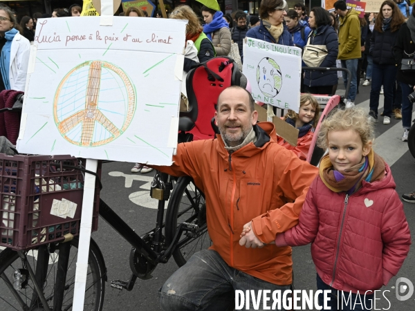 Marche pour le climat 2022 LOOK UP, le 12 mars à Paris. Walk for the climate.