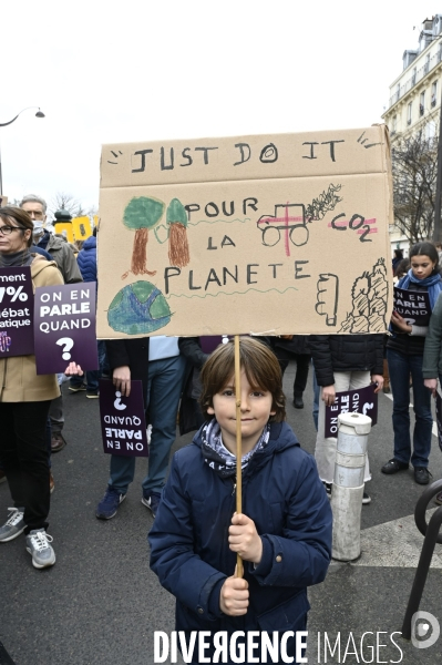 Marche pour le climat 2022 LOOK UP, le 12 mars à Paris. Walk for the climate.