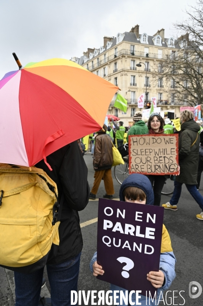 Marche pour le climat 2022 LOOK UP, le 12 mars à Paris. Walk for the climate.
