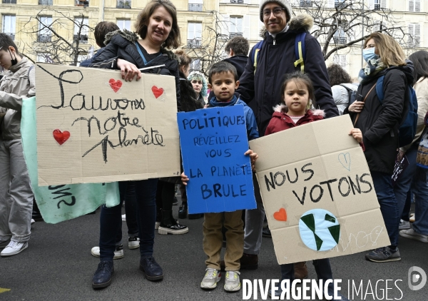 Marche pour le climat 2022 LOOK UP, le 12 mars à Paris. Walk for the climate.