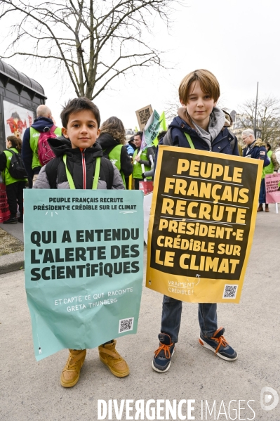 Marche pour le climat 2022 LOOK UP, le 12 mars à Paris. Walk for the climate.