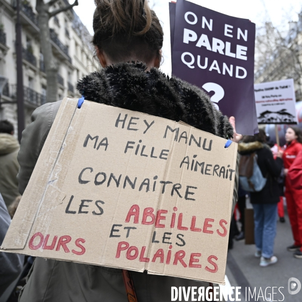 Marche pour le climat 2022 LOOK UP, le 12 mars à Paris. Walk for the climate.