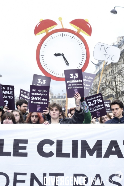 Marche pour le climat 2022 LOOK UP, le 12 mars à Paris. Walk for the climate.