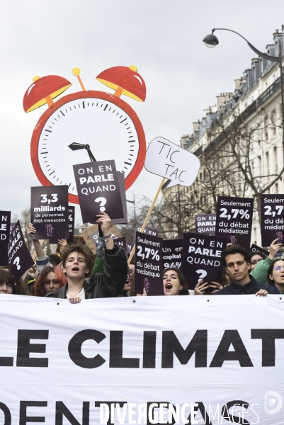 Marche pour le climat 2022 LOOK UP, le 12 mars à Paris. Walk for the climate.