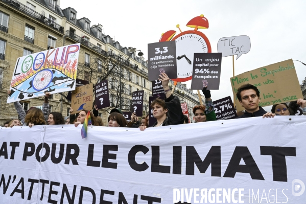 Marche pour le climat 2022 LOOK UP, le 12 mars à Paris. Walk for the climate.