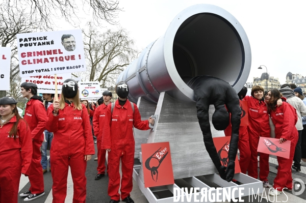 Marche pour le climat 2022 LOOK UP, le 12 mars à Paris. Walk for the climate.