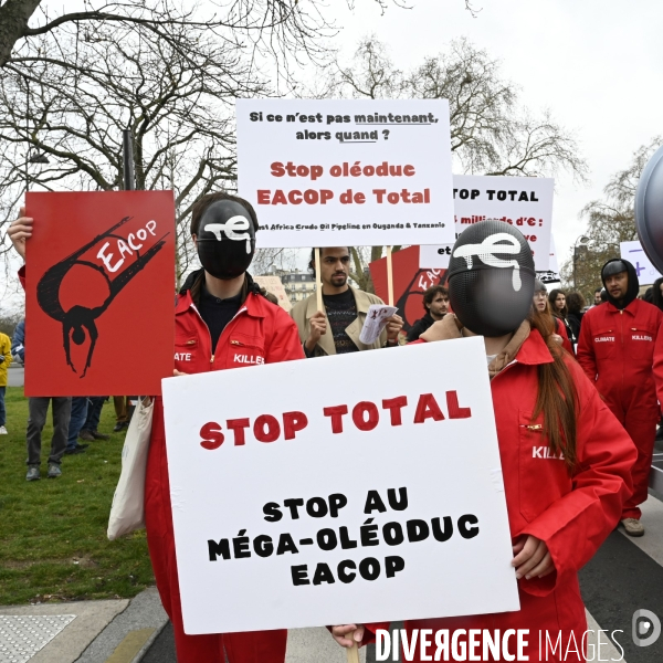 Marche pour le climat 2022 LOOK UP, le 12 mars à Paris. Walk for the climate.