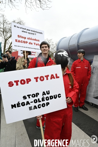 Marche pour le climat 2022 LOOK UP, le 12 mars à Paris. Walk for the climate.