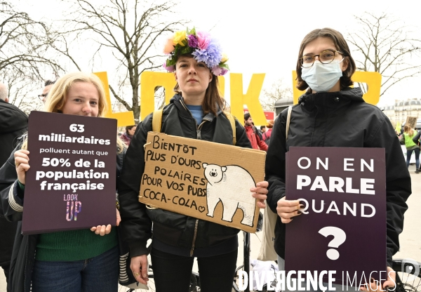 Marche pour le climat 2022 LOOK UP, le 12 mars à Paris. Walk for the climate.