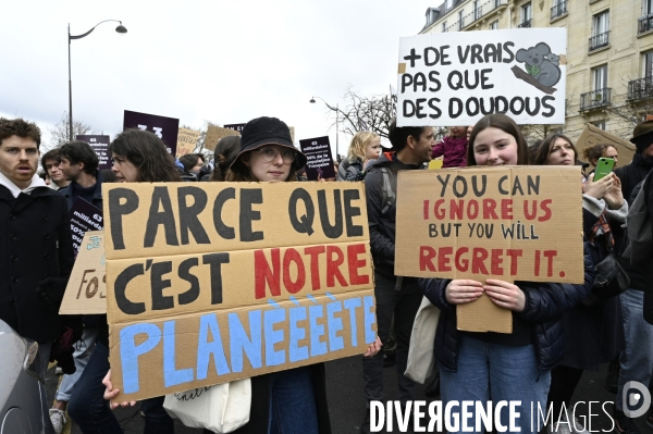 Marche pour le climat 2022 LOOK UP, le 12 mars à Paris. Walk for the climate.