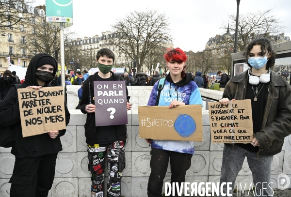 Marche pour le climat 2022 LOOK UP, le 12 mars à Paris. Walk for the climate.