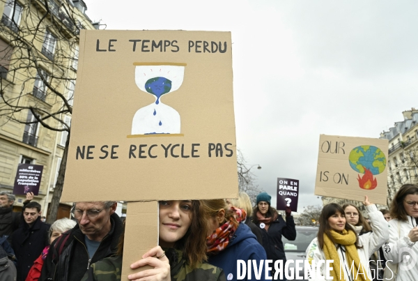 Marche pour le climat 2022 LOOK UP, le 12 mars à Paris. Walk for the climate.