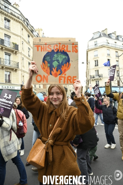 Marche pour le climat 2022 LOOK UP, le 12 mars à Paris. Walk for the climate.