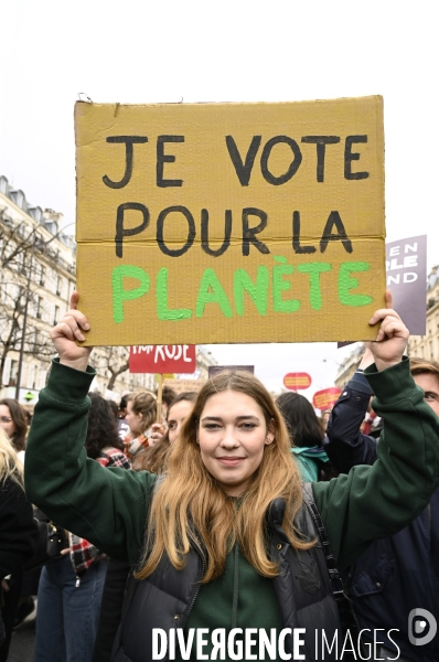 Marche pour le climat 2022 LOOK UP, le 12 mars à Paris. Walk for the climate.