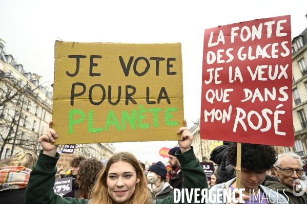 Marche pour le climat 2022 LOOK UP, le 12 mars à Paris. Walk for the climate.