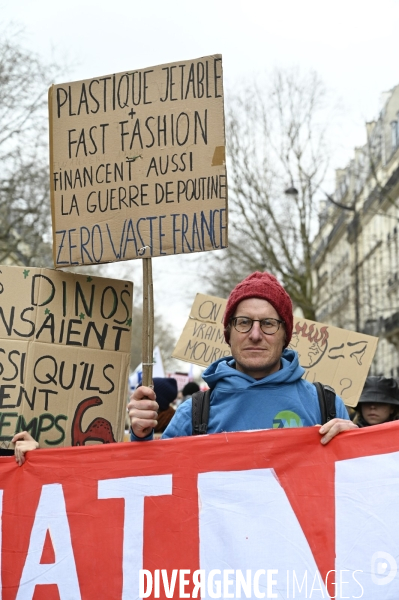 Marche pour le climat 2022 LOOK UP, le 12 mars à Paris. Walk for the climate.