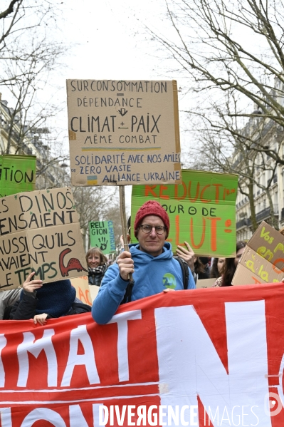 Marche pour le climat 2022 LOOK UP, le 12 mars à Paris. Walk for the climate.