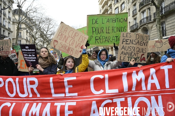 Marche pour le climat 2022 LOOK UP, le 12 mars à Paris. Walk for the climate.