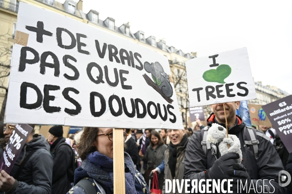 Marche pour le climat 2022 LOOK UP, le 12 mars à Paris. Walk for the climate.