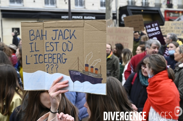 Marche pour le climat 2022 LOOK UP, le 12 mars à Paris. Walk for the climate.