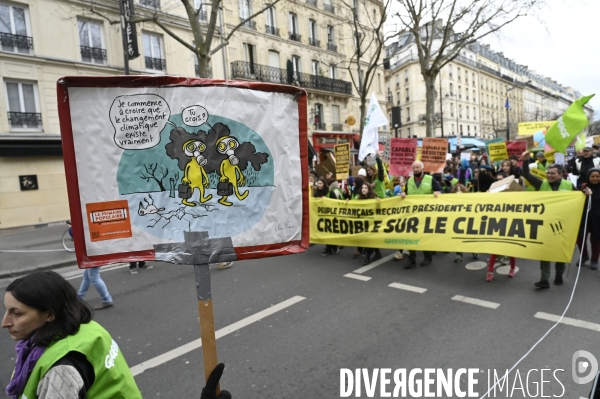 Marche pour le climat 2022 LOOK UP, le 12 mars à Paris. Walk for the climate.