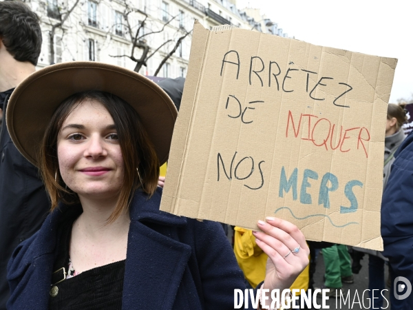 Marche pour le climat 2022 LOOK UP, le 12 mars à Paris. Walk for the climate.