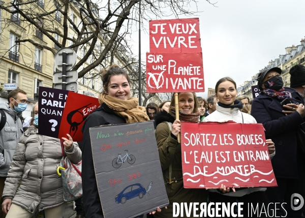 Marche pour le climat 2022 LOOK UP, le 12 mars à Paris. Walk for the climate.