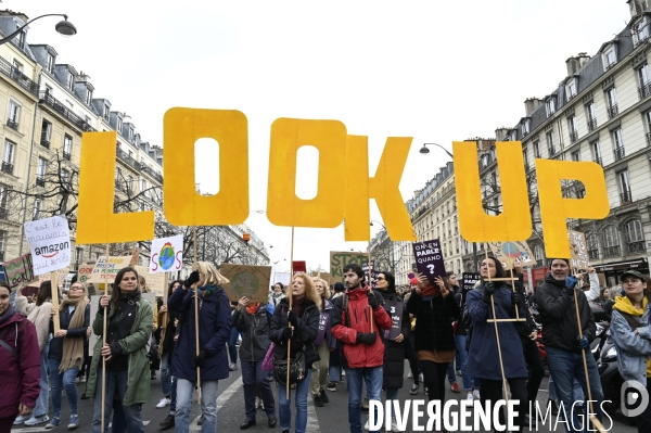 Marche pour le climat 2022 LOOK UP, le 12 mars à Paris. Walk for the climate.