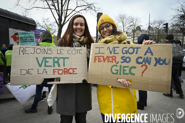 Marche pour le climat 2022 LOOK UP, le 12 mars à Paris. Walk for the climate.