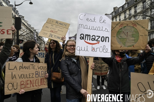 Marche pour le climat 2022 LOOK UP, le 12 mars à Paris. Walk for the climate.