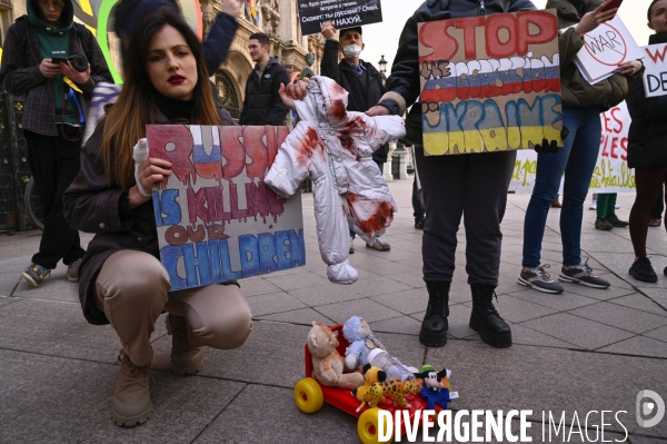 Guerre en UKRAINE. Rassemblement à Paris contre l invasion RUSSE en UKRAINE. Le 17.03.2022. Conflict in Ukraine. People protest against Russia s military invasion of Ukraine.