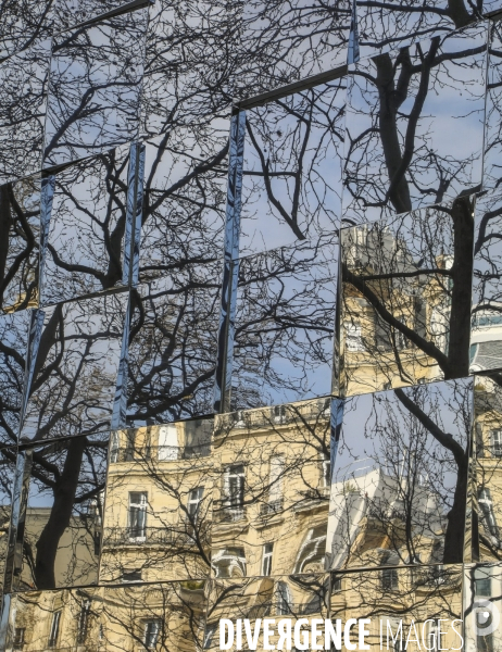 Reflets sur les champs elysees