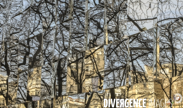 Reflets sur les champs elysees
