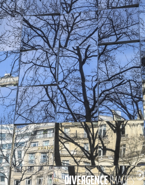 Reflets sur les champs elysees