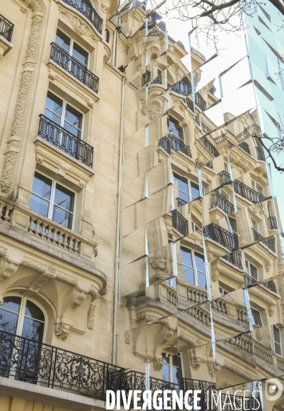 Reflets sur les champs elysees