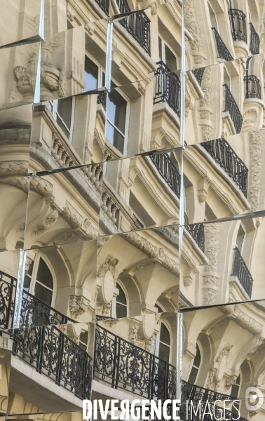 Reflets sur les champs elysees