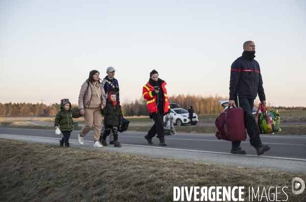 Accueil des deplaces ukrainiens a la frontiere polonaise.