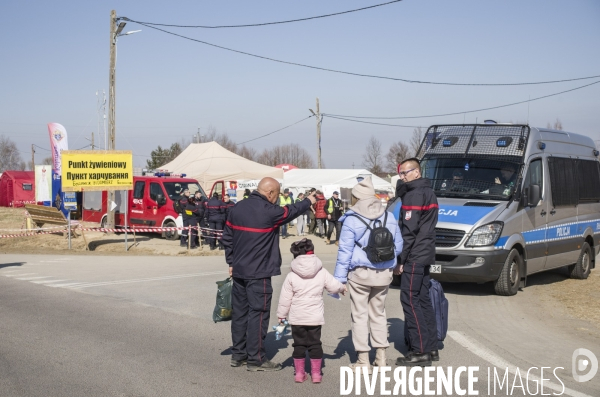 Accueil des deplaces ukrainiens a la frontiere polonaise.