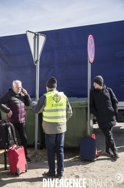 Accueil des deplaces ukrainiens a la frontiere polonaise.