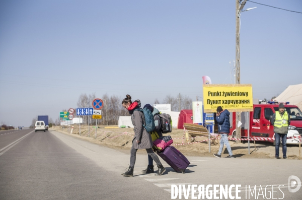 Accueil des deplaces ukrainiens a la frontiere polonaise.